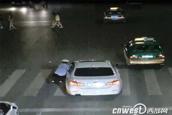 交警夜查交通违法 被宝马男子拖行2公里
