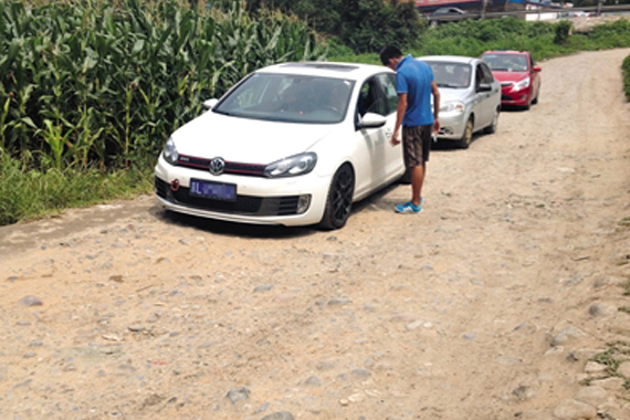 免费景点附近村民收过路费 日入千元