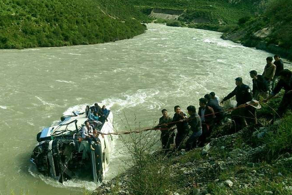 西藏一辆大巴车翻入河道 3死13失踪