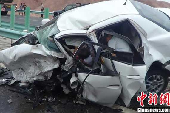 车辆高速公路逆行两车相撞 5人全部死亡