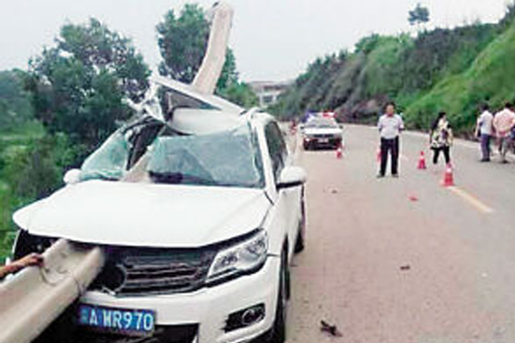 女子驾车扭头递物 护栏刺穿车身致母身亡