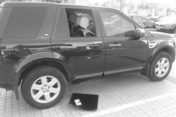 男子车窗被撬 车内东西竟没丢反多