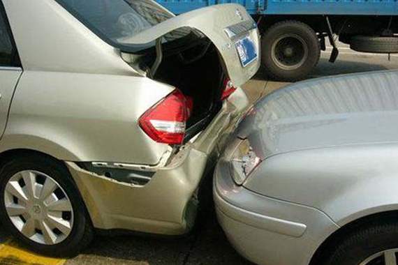 男子醉驾追尾后下车打人 自称公安副局长