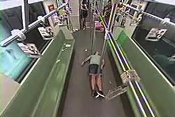 老外地铁车厢内晕倒 车厢乘客10秒内跑光