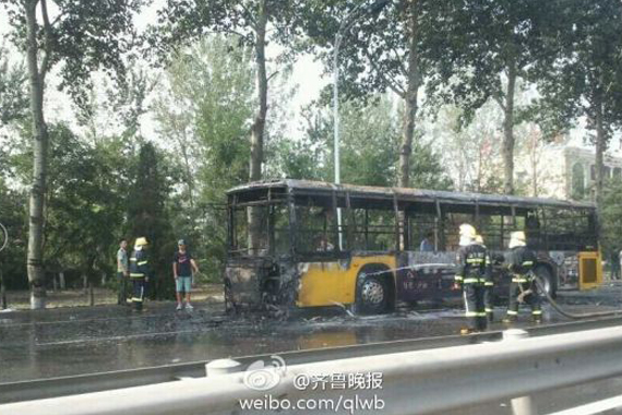 烟台公交车有人纵火 一名女性被烧身亡