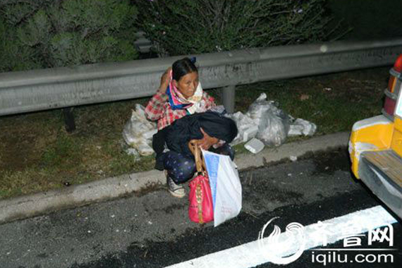 产妇高速临盆被赶下车 路边自咬脐带产子