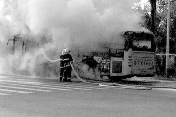 山东公交车遭纵火1死19伤 嫌犯初步锁定