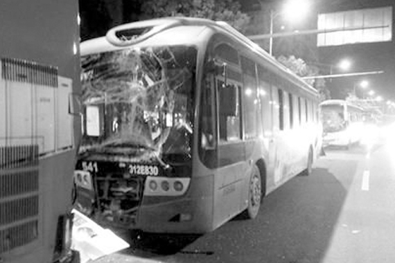 湖北通勤车司机酒驾撞车 乘客踩踏伤14人