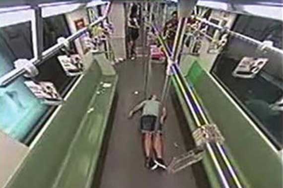 上海地铁：老外晕倒地铁无人相助不属实