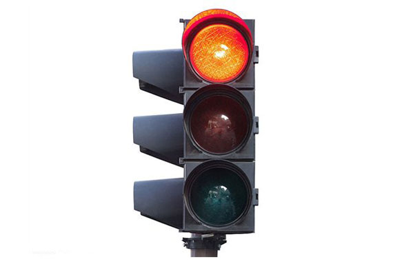 司机闯红灯向交警塞红包遭拒 驾照系伪造