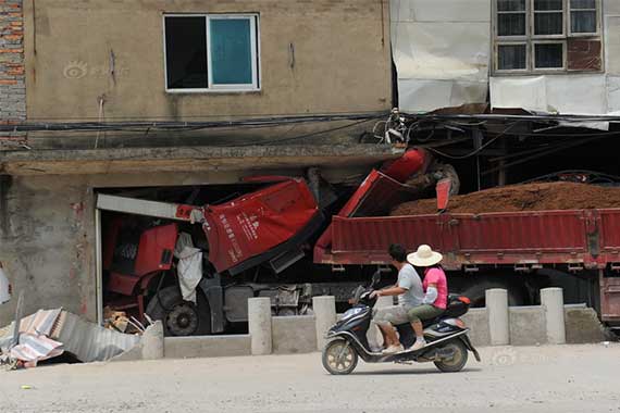 民房一年被车撞5次 道路设计存隐患 
