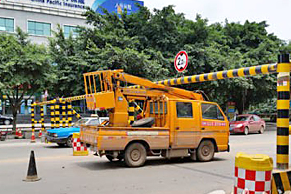 四川限高栏仅2.2米 中型车辆被“剃头”