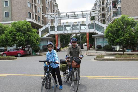 12岁男孩随父亲骑行至京 16天骑1800公里