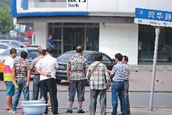 窃贼扎车胎引车主下车后偷走其25万现金