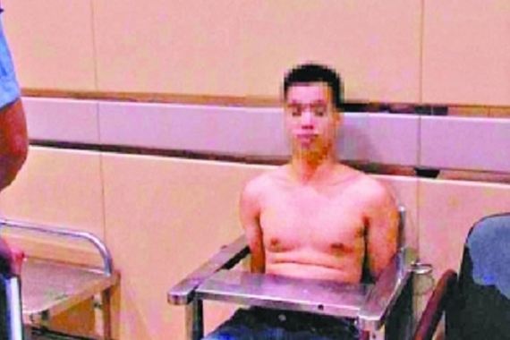 男子光天化日盗公交 自称走累没钱坐车