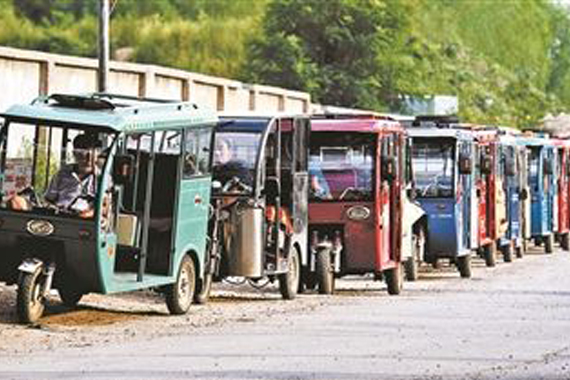 北京黑摩的月入万元！ 配对讲机应对执法