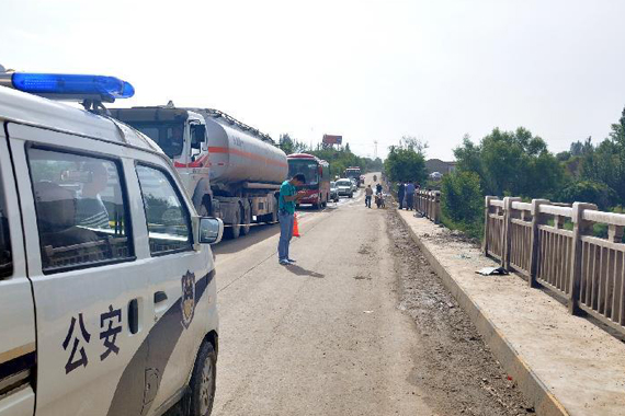 甘肃一车辆强行冲卡致两武警一警察身亡