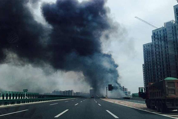 陕西高速油罐车侧翻 原油泄漏起火