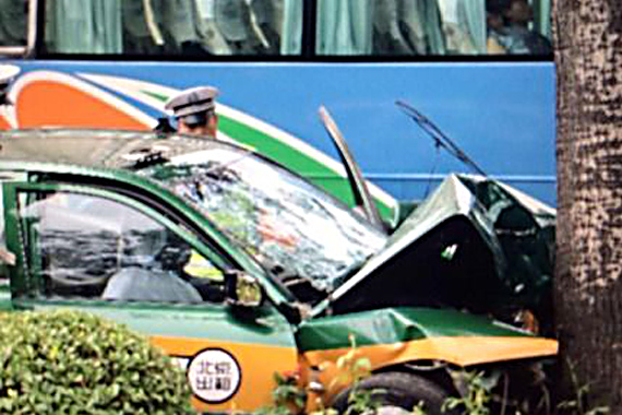 北京一出租车撞树致3人死亡 疑因疲劳驾驶