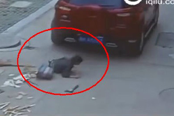 山东济宁6岁男童被越野车碾压 奇迹生还