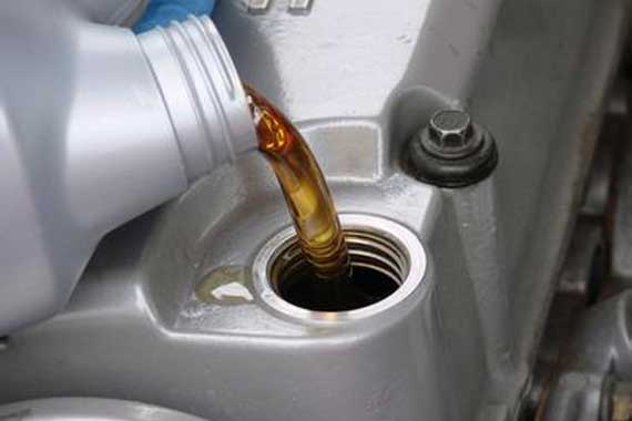 汽车机油选择支招 注意黏度和品质等级