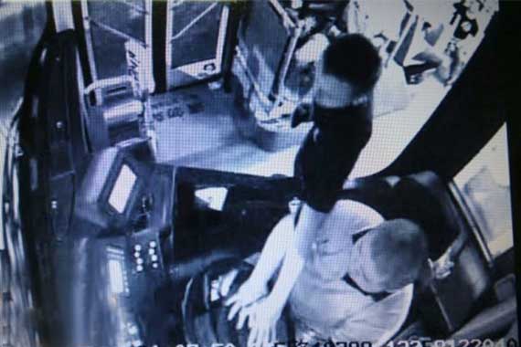 老外公交坐过站下车被拒 抢夺司机方向盘