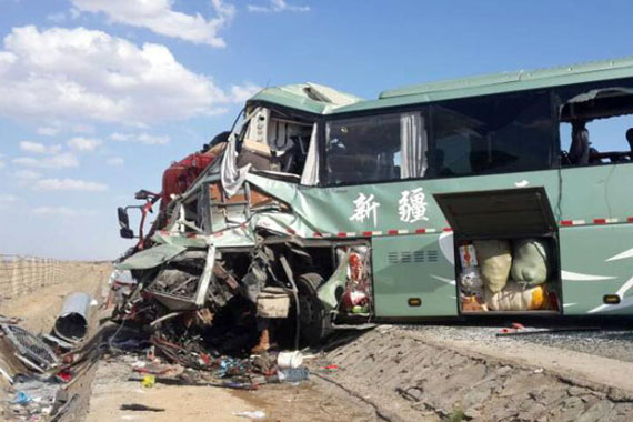 新疆大客车甘肃境内发生车祸已致15人亡