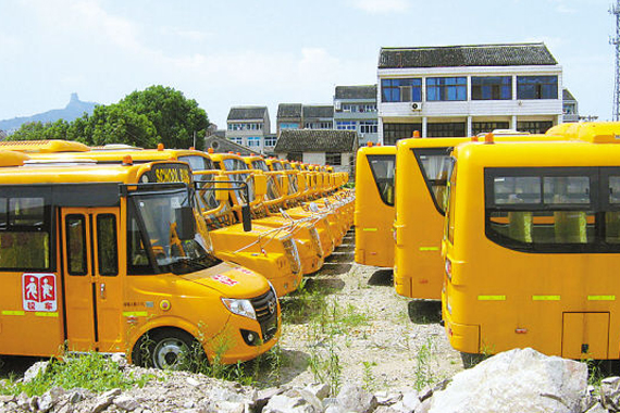 浙江52辆新校车撂荒农村近1年 沦为公厕