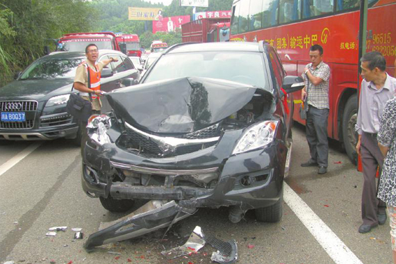 成渝高速路19车连环撞 女孩二次事故身亡