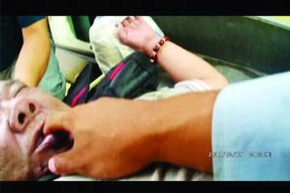 六旬老人公交车晕倒 交警跪地做人工呼吸