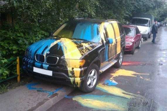 七旬老人看不惯车主乱停车辆划伤多辆车