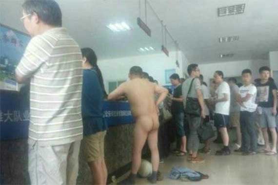 男子摩托车被查扣后裸体威胁交警还车