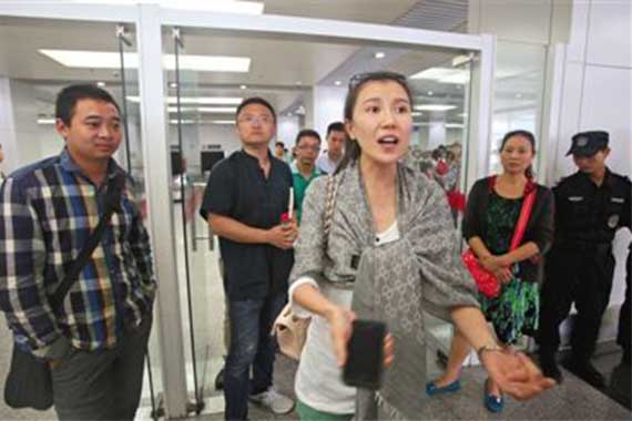 乘客机舱抽烟引不满 机长称我同意就能抽