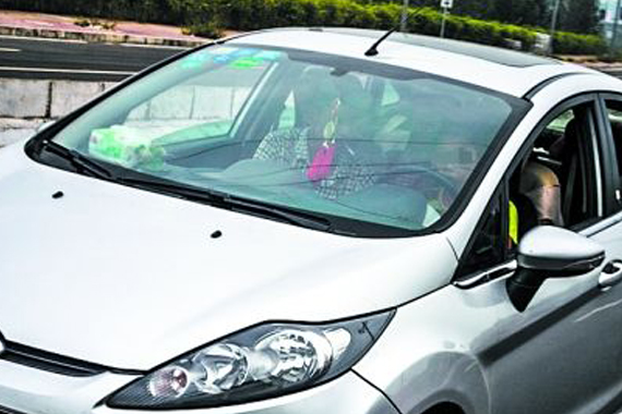 男子让12岁儿子开车上路 称为学车做准备