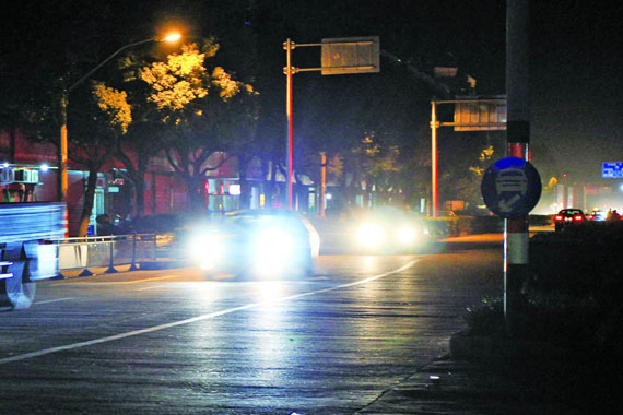 货车司机深夜被远光灯闪晕 撞护栏伤3人