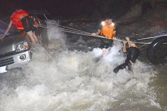 司机抄近道回家车掉进河 差点送掉5条命