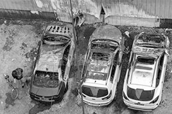 小伙感情受挫连烧9辆车发泄 还参与救火