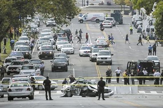 疑犯驾车冲撞民众车辆 民警连开3枪示警