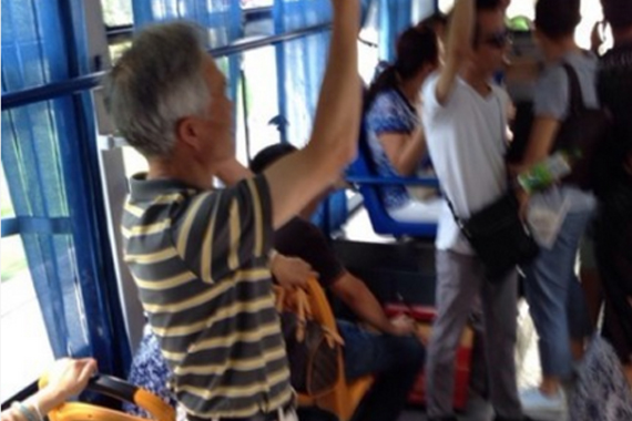 小伙因在公交车上未让座遭多名老人殴打