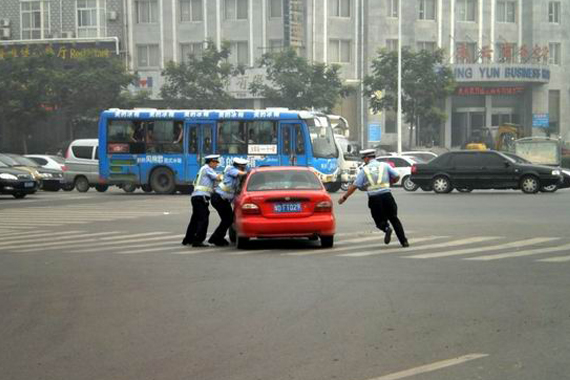 男子为逃避检查拖行交警数米获刑9个月