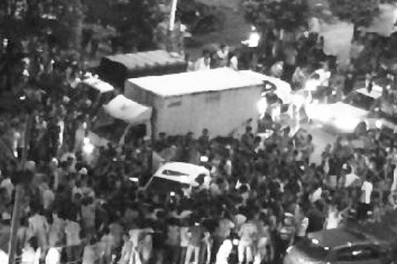 女司机撞飞行人致死 不愿下车与路人对骂