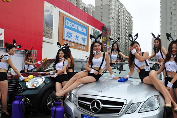 中秋节造势 石家庄现兔女郎“湿身”洗车