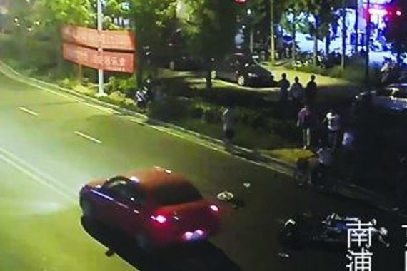 男子骑摩托撞人躲监控逃逸 因扳手被抓捕