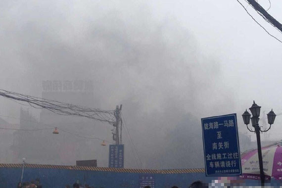 郑州街道起火 消防车救援被电动车堵住