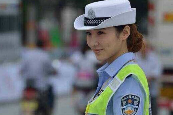 陕西美女交警制服照爆红 样貌出众迷人