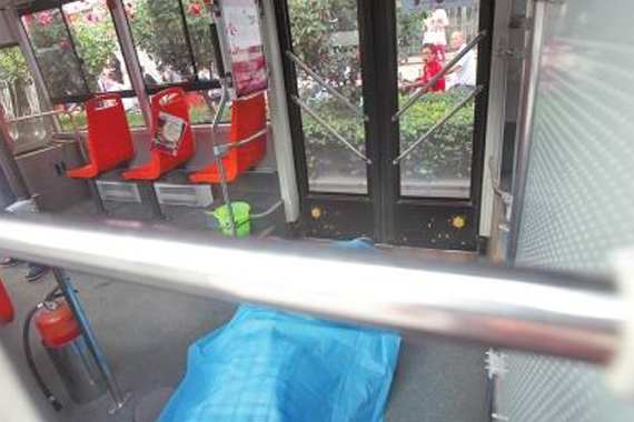 老人因让座纠纷扇小伙4个耳光后猝死