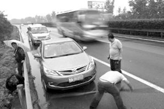 8公里高速路竟有20多个坑 数十辆车爆胎