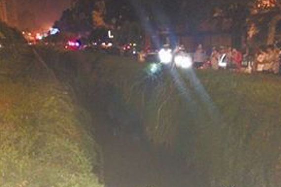 小伙无证驾驶遇交警跳进臭河沟 最怕离婚