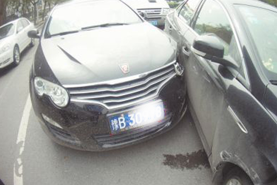 一男子交通肇事后逃逸 翻入武警大院被抓