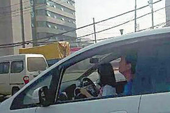 4岁女孩驾车上路 老爸被罚200元扣2分